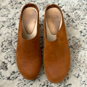 Bryr clogs Chloe in cedar 7.5 or 8